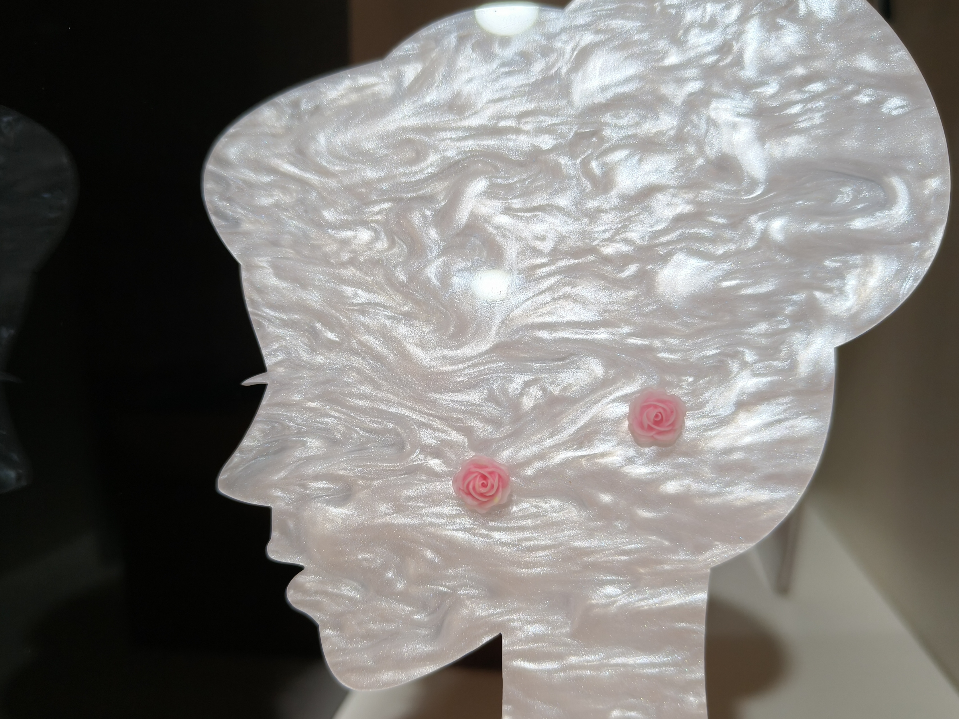 是Alice。粉色玫瑰花银针耳钉