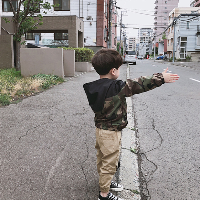 男童迷彩洋气春秋外套2026韩版连帽休闲宝宝拉链衫上衣中大童春装