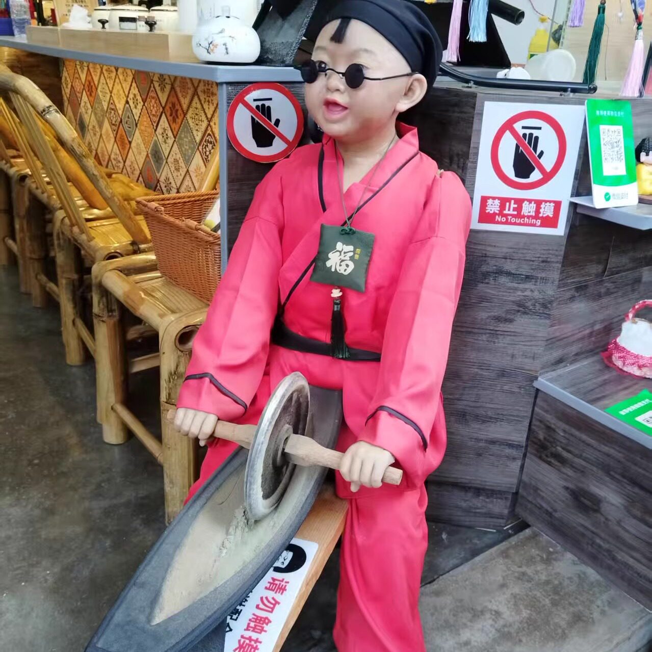 碾药童蜡像硅胶像仿真人1比1电动机器人小孩磨药店铺门口迎宾直销