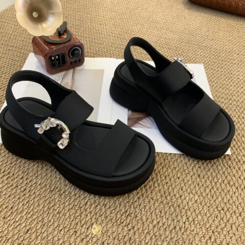 韩版厚底增高一字凉鞋女2026夏季新款水钻一字扣露趾休闲沙滩鞋
