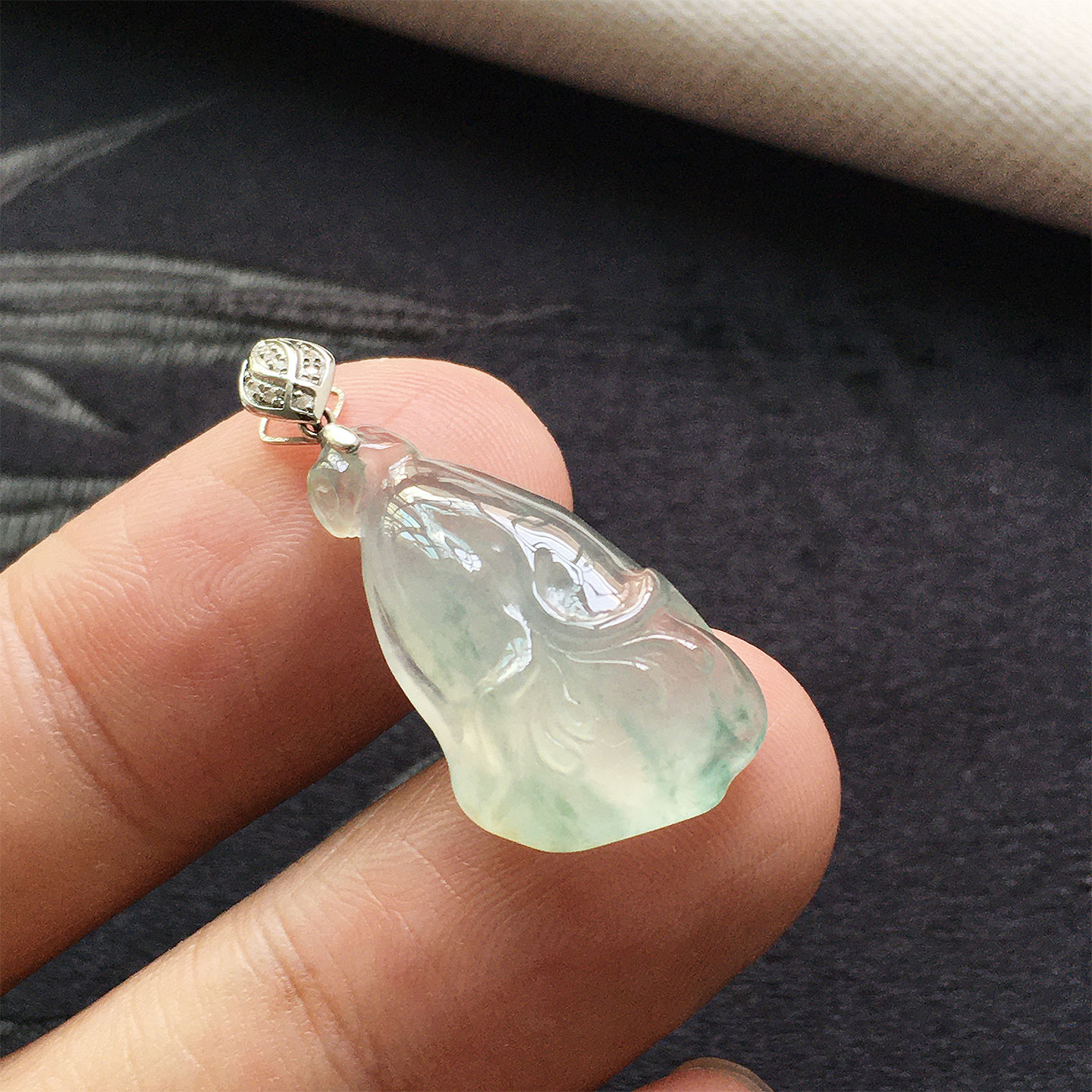 翡翠高冰种飘花玉莲蓬吊坠