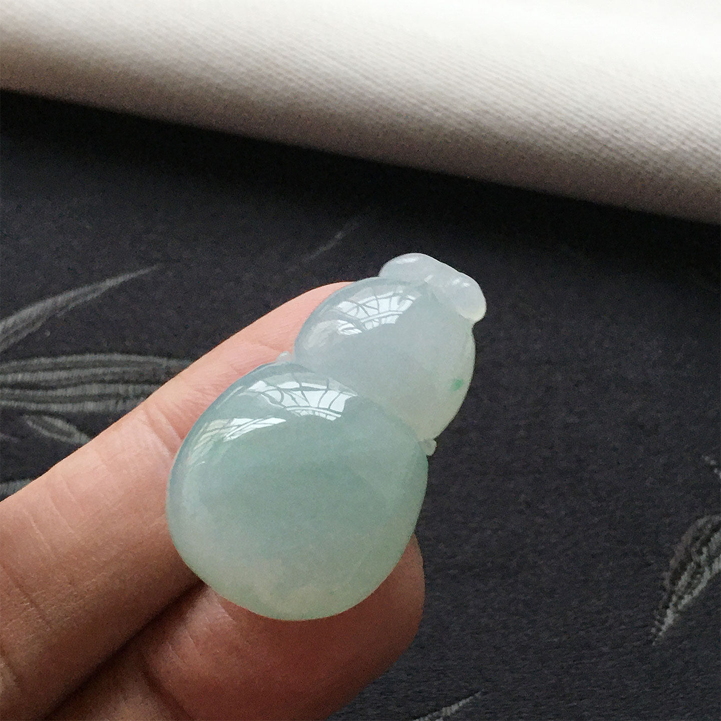 缅甸翡翠冰种浅绿饱满葫芦吊坠老种a货冰透水润玉立体玉福禄寿