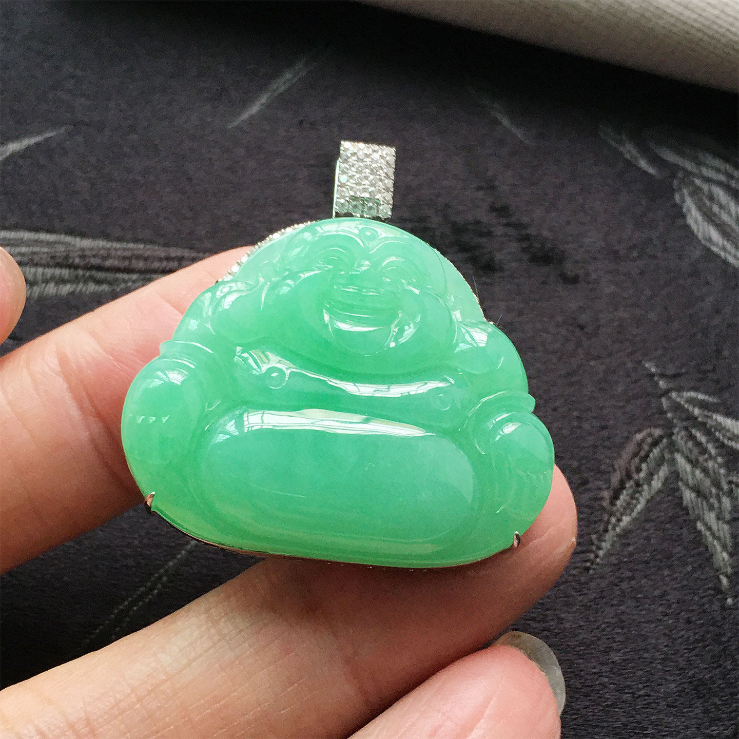 翡翠冰种翠绿色玉佛公吊坠