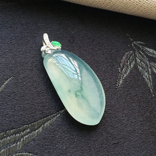缅甸翡翠高冰种飘蓝花玉福瓜吊坠