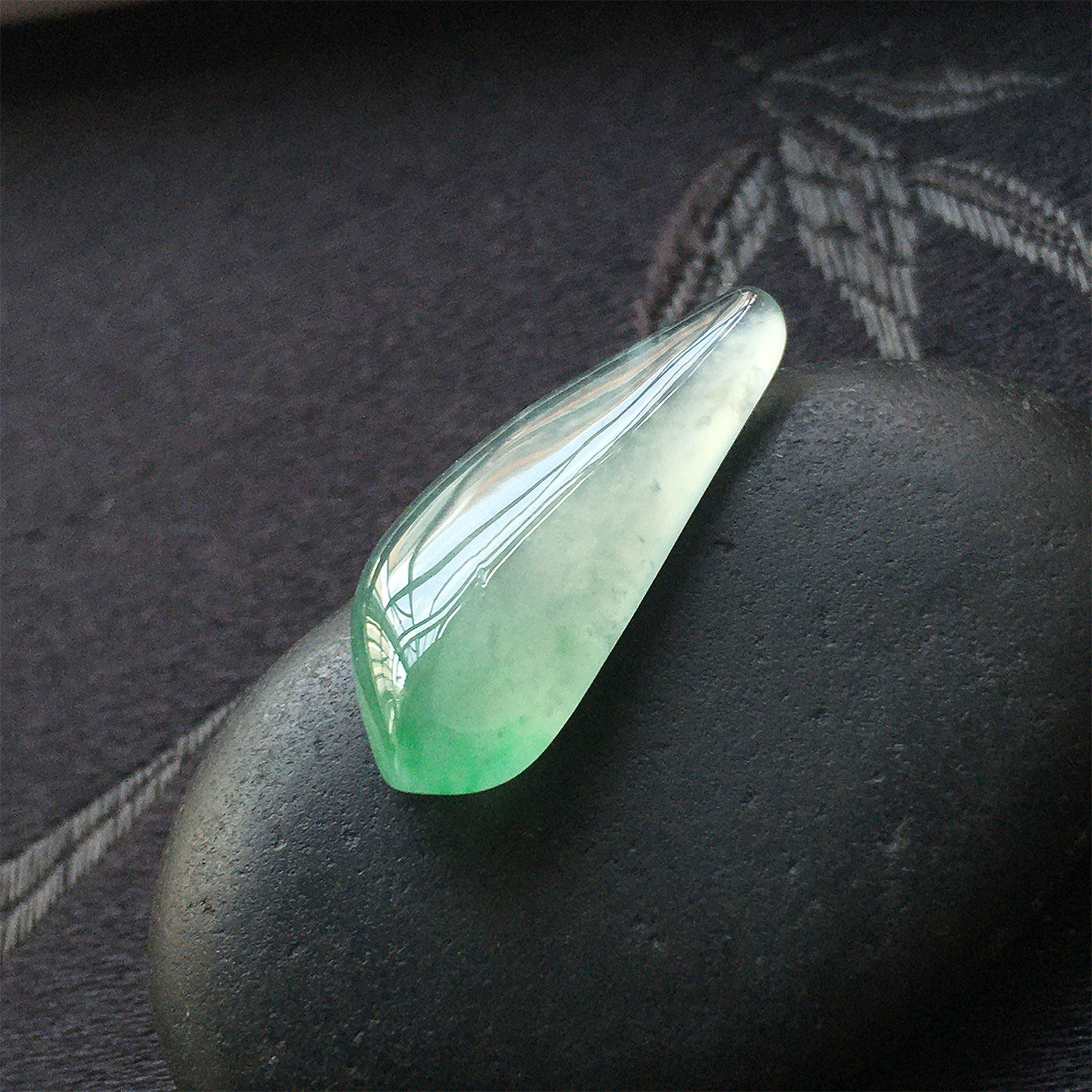 缅甸翡翠冰种飘翠绿色福瓜吊坠老种a货冰透水润阳绿玉瓜裸石镶嵌