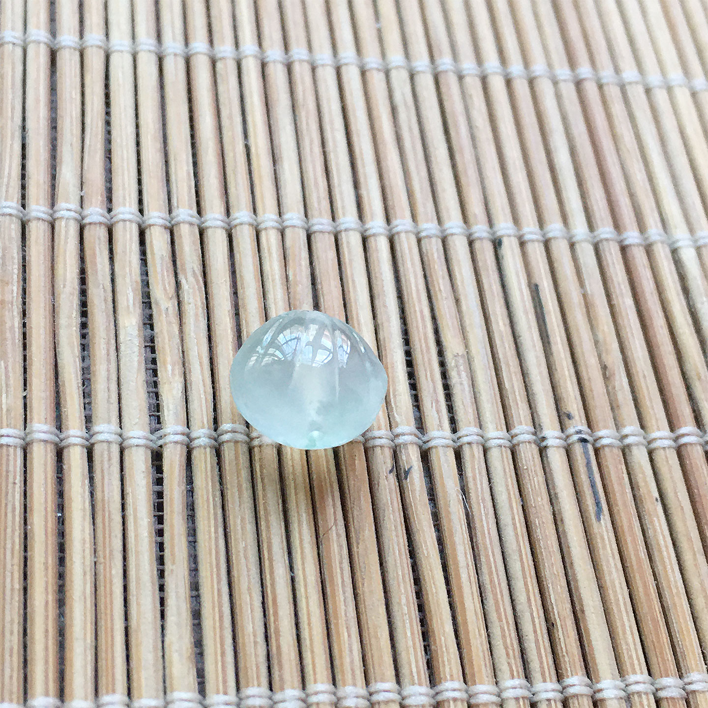 缅甸翡翠高冰种精雕贝壳裸石