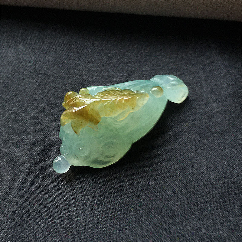 缅甸翡翠冰种飘黄翡连年有余吊坠老种a货冰透莲蓬一品青莲挂件