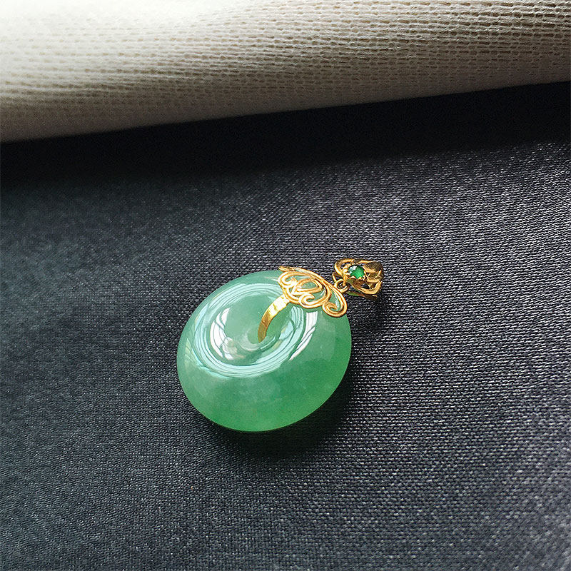 缅甸翡翠冰种飘阳绿色平安扣吊坠18K金女款老种a货冰绿小扣挂件