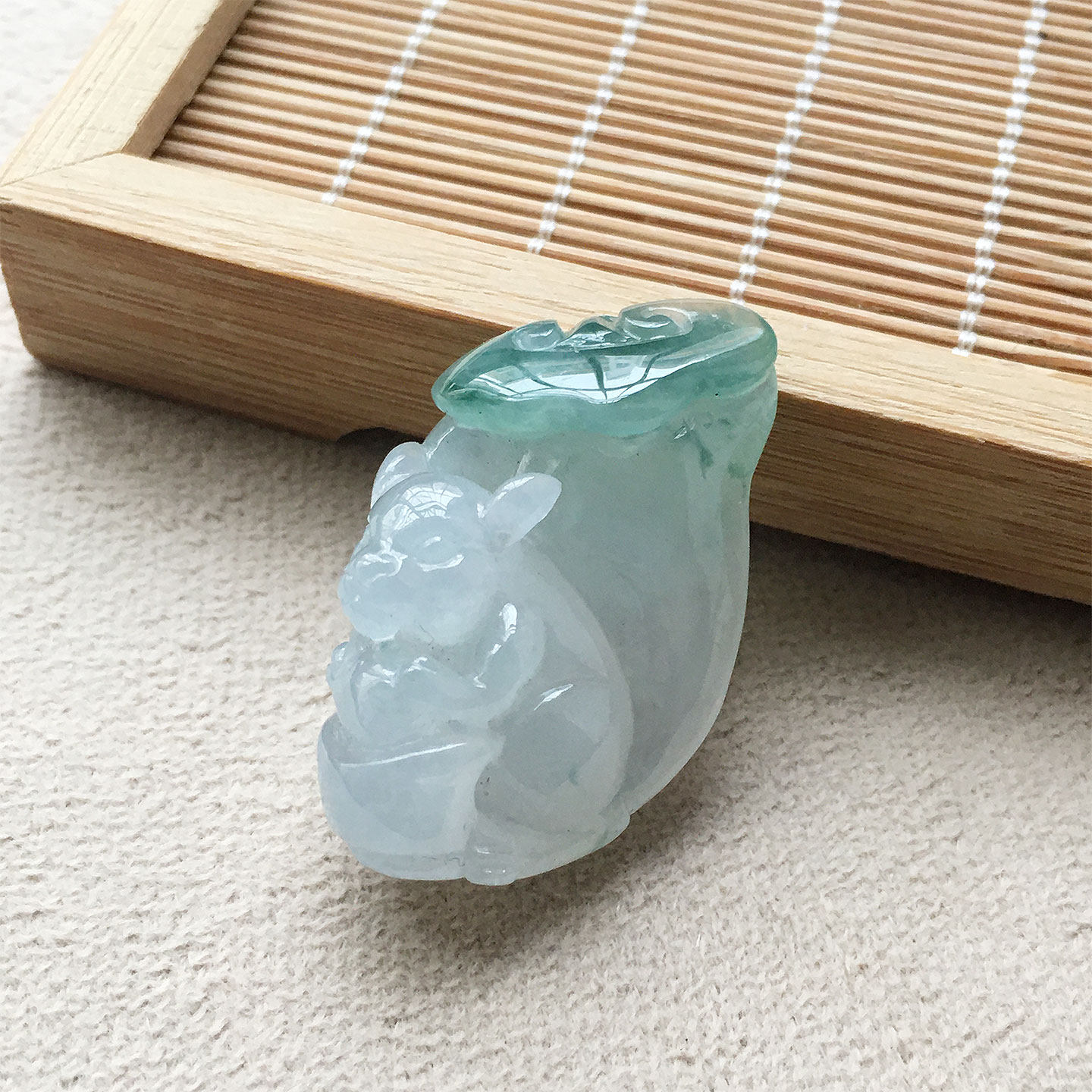 缅甸翡翠高冰种飘蓝花玉生肖玉猪挂件老种a货冰透润玉发财猪立体