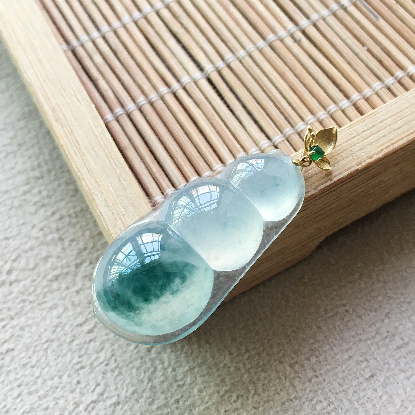 缅甸翡翠高冰种飘蓝花玉四季豆吊坠女款18K金老种a货冰透水润福豆