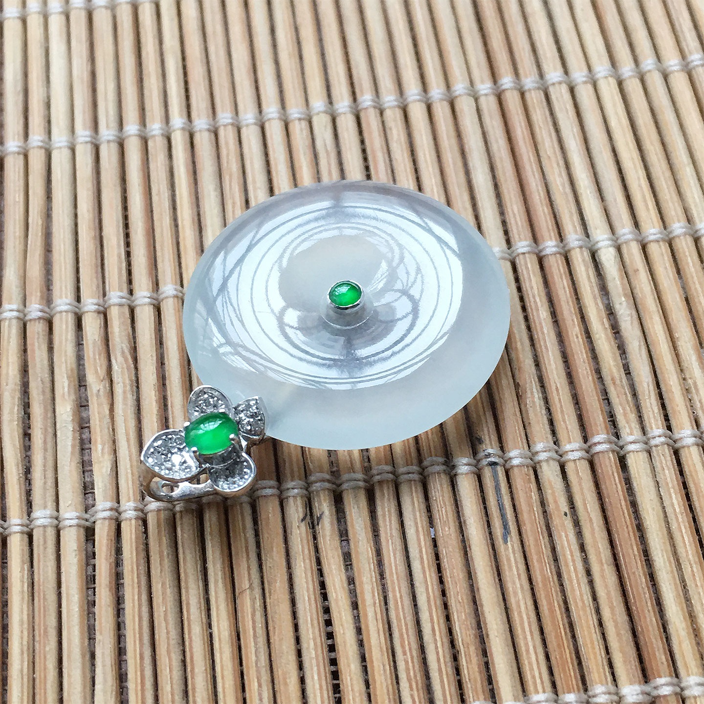 18K金镶嵌白冰翡翠平安扣吊坠