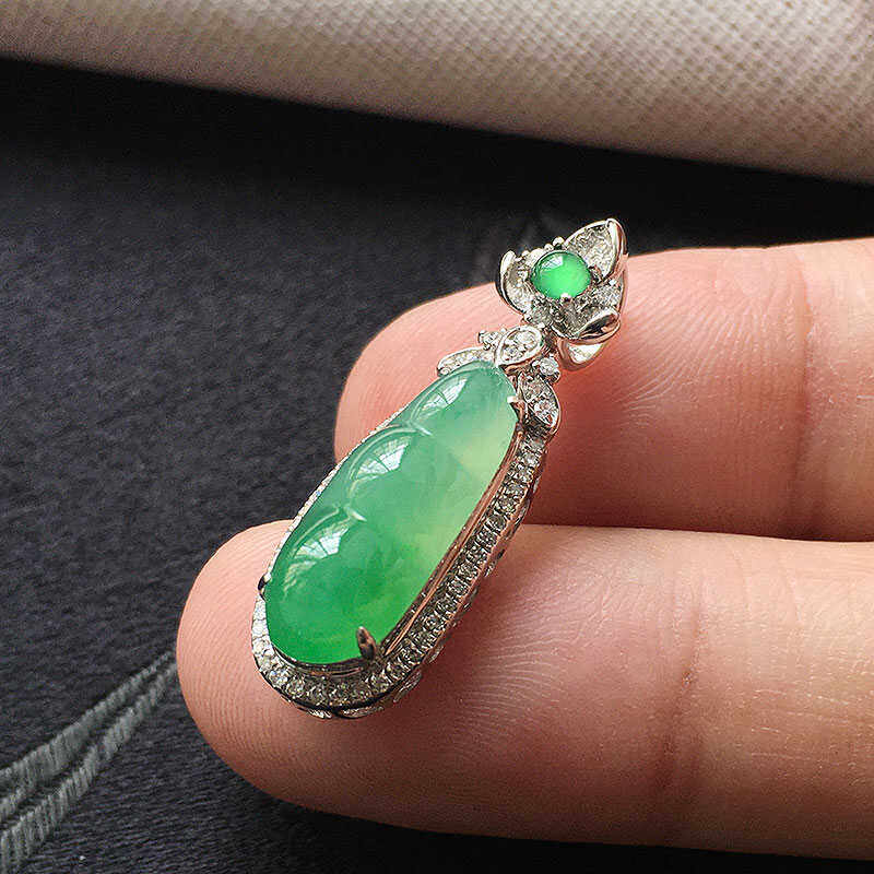 缅甸翡翠冰种翠绿色四季豆吊坠女款老种a货冰绿福豆挂件阳绿色豆