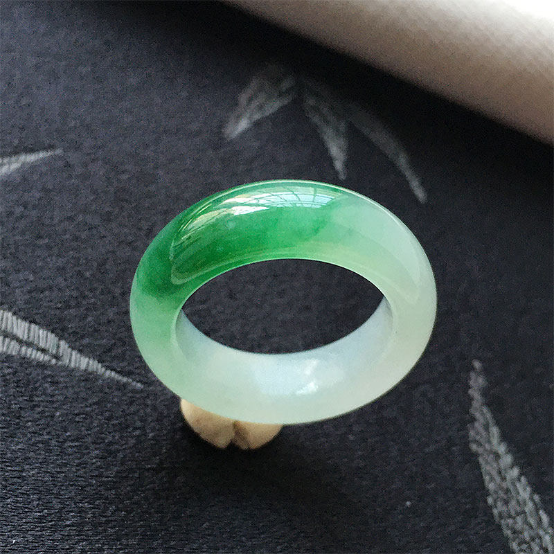 翡翠冰种飘阳绿色玉指环戒圈