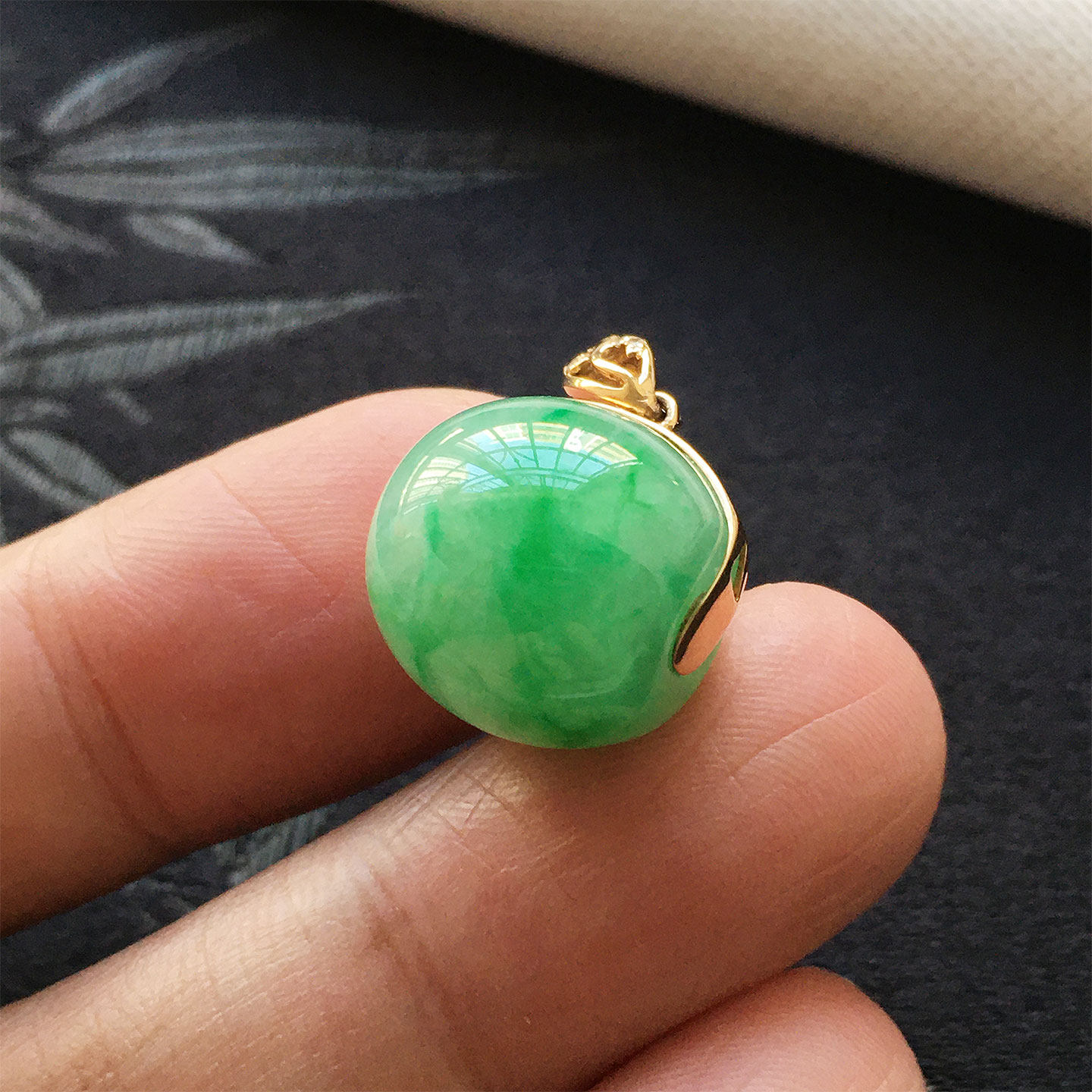 缅甸翡翠冰种阳绿色路路通吊坠女款老种a货18K金镶嵌玉转运珠配珠