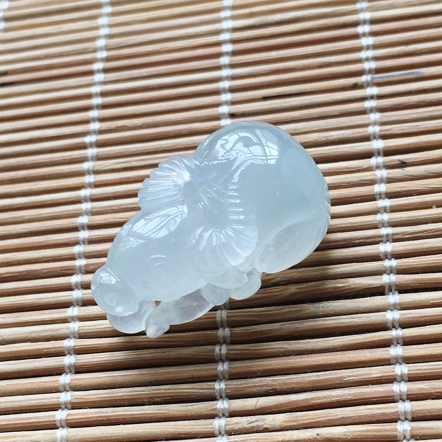 翡翠A货白冰生肖牛吊坠立体雕刻
