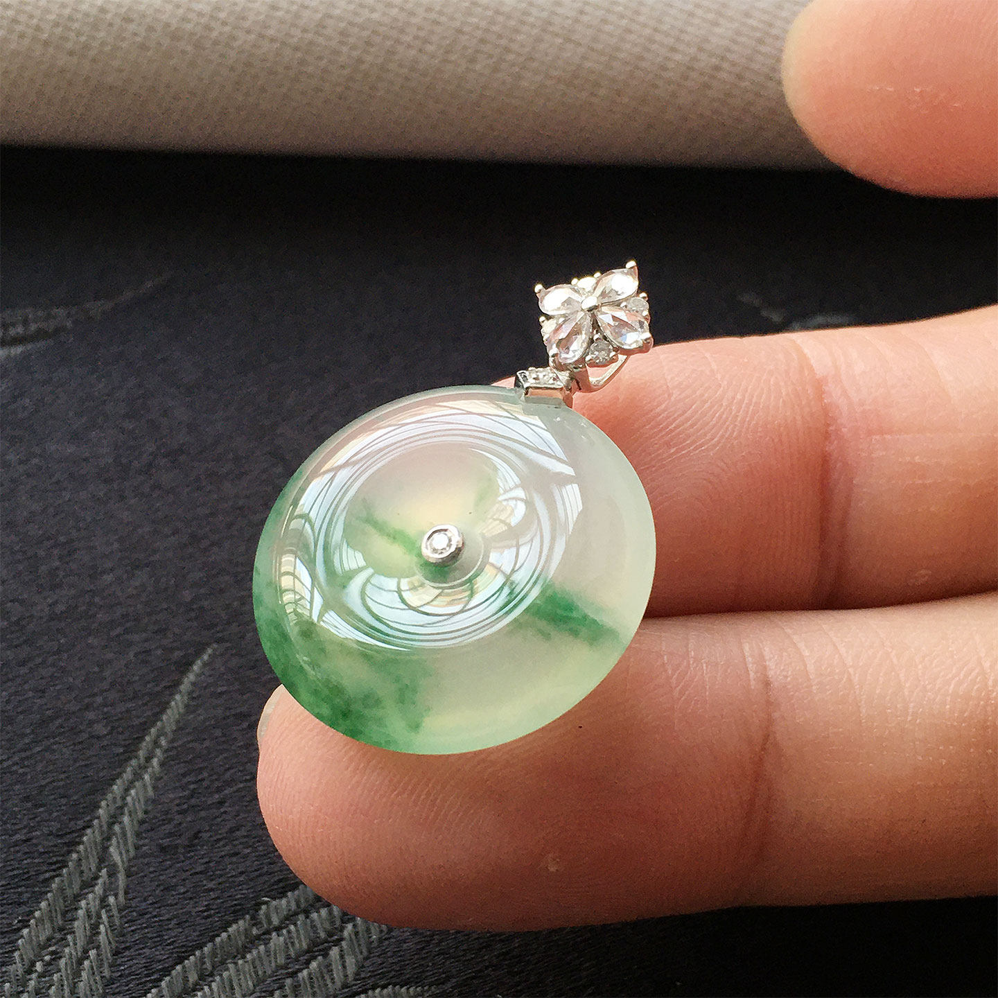 缅甸翡翠冰种飘翠绿色玉平安扣吊坠18K金女款老种a货冰绿怀古扣挂