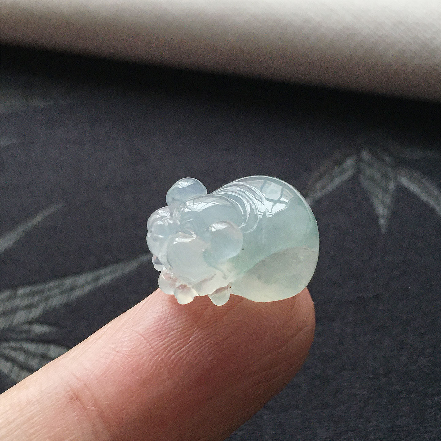 缅甸翡翠冰种飘花小猪吊坠老坑a货迷你冰润翡翠小猪挂件生肖猪