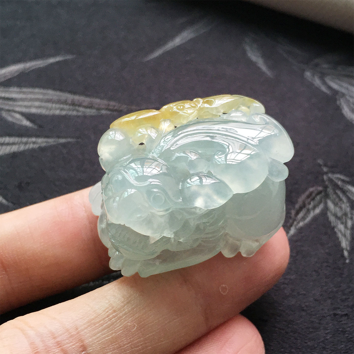 缅甸翡翠高冰种飘黄翡精雕貔貅瑞兽吊坠老种a货冰透水润皮休挂件