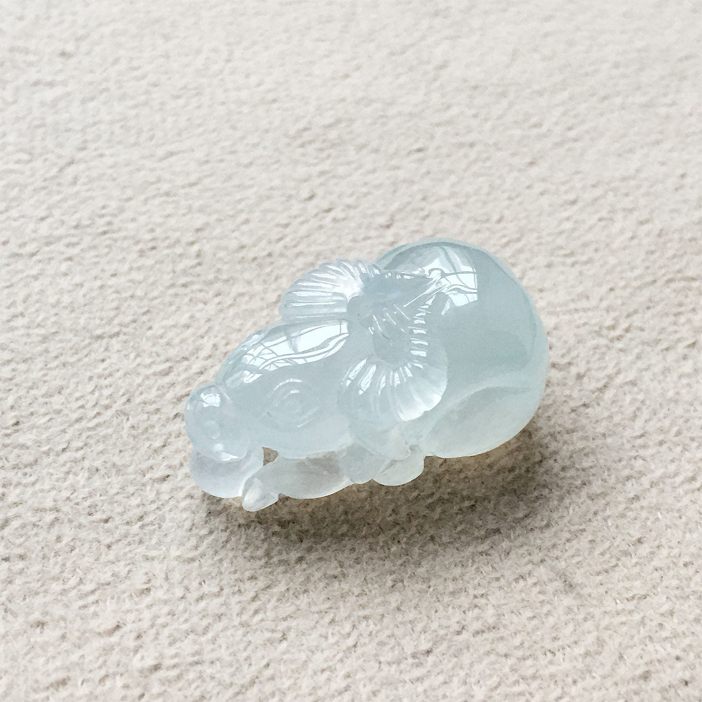 高冰缅甸翡翠立体牛挂件冰润饱满