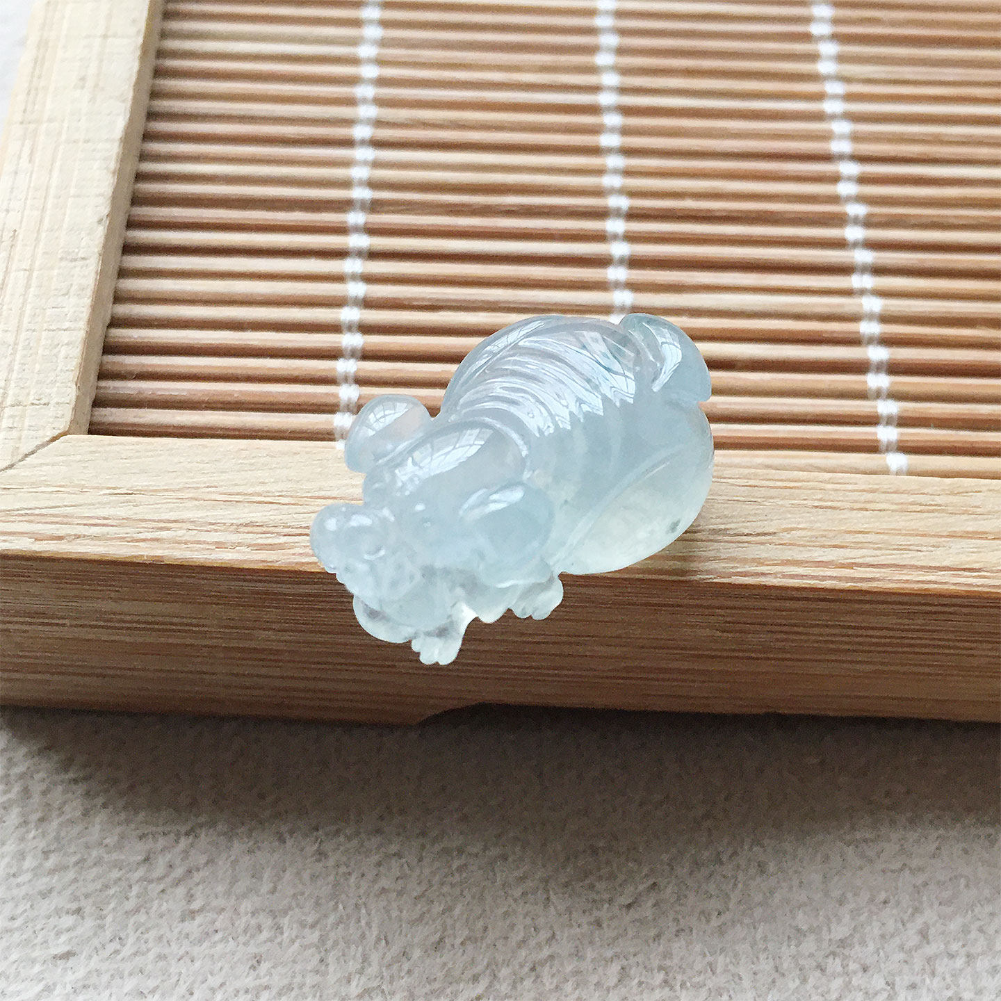 缅甸翡翠冰种飘花小狗吊坠老种a货冰飘花精雕翡翠生肖狗挂件玉狗