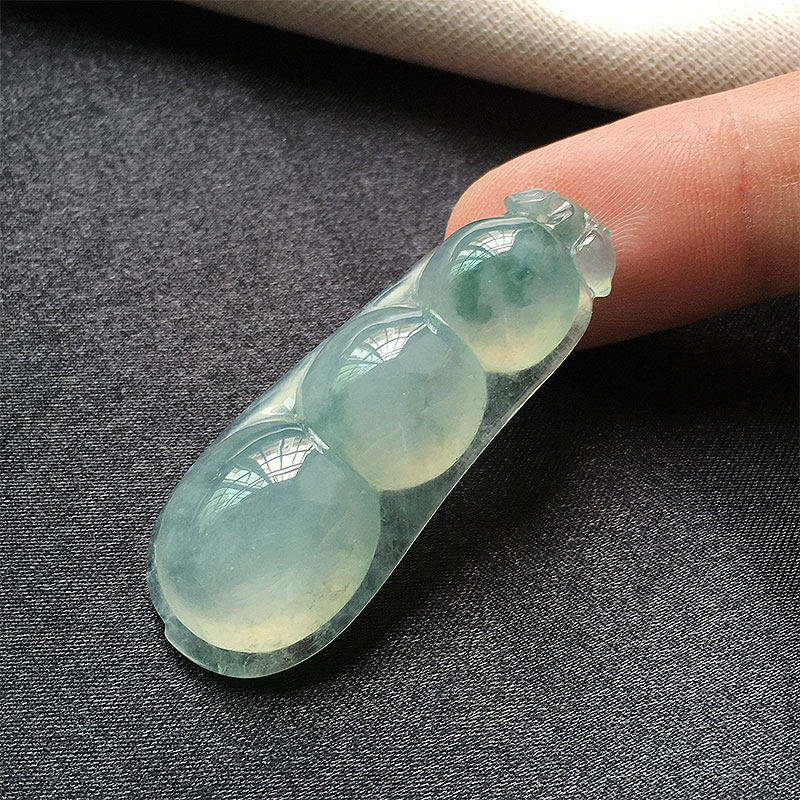 缅甸翡翠冰种飘蓝花福豆吊坠老种a货冰透水润玉豆子连中三元挂件