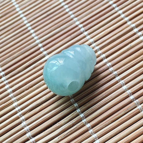 缅甸翡翠冰种浅绿精雕玉葫芦三通