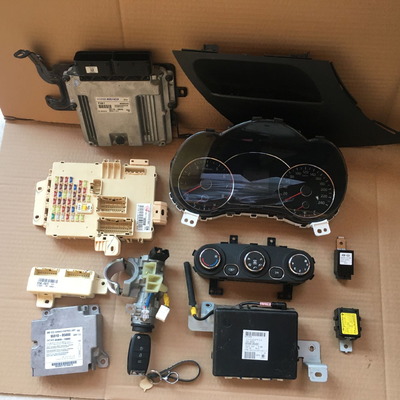 起亚K2 K3s k4凯绅k5凯酷智跑KX1奕跑 KX3 KX5仪表盘保险丝盒总成