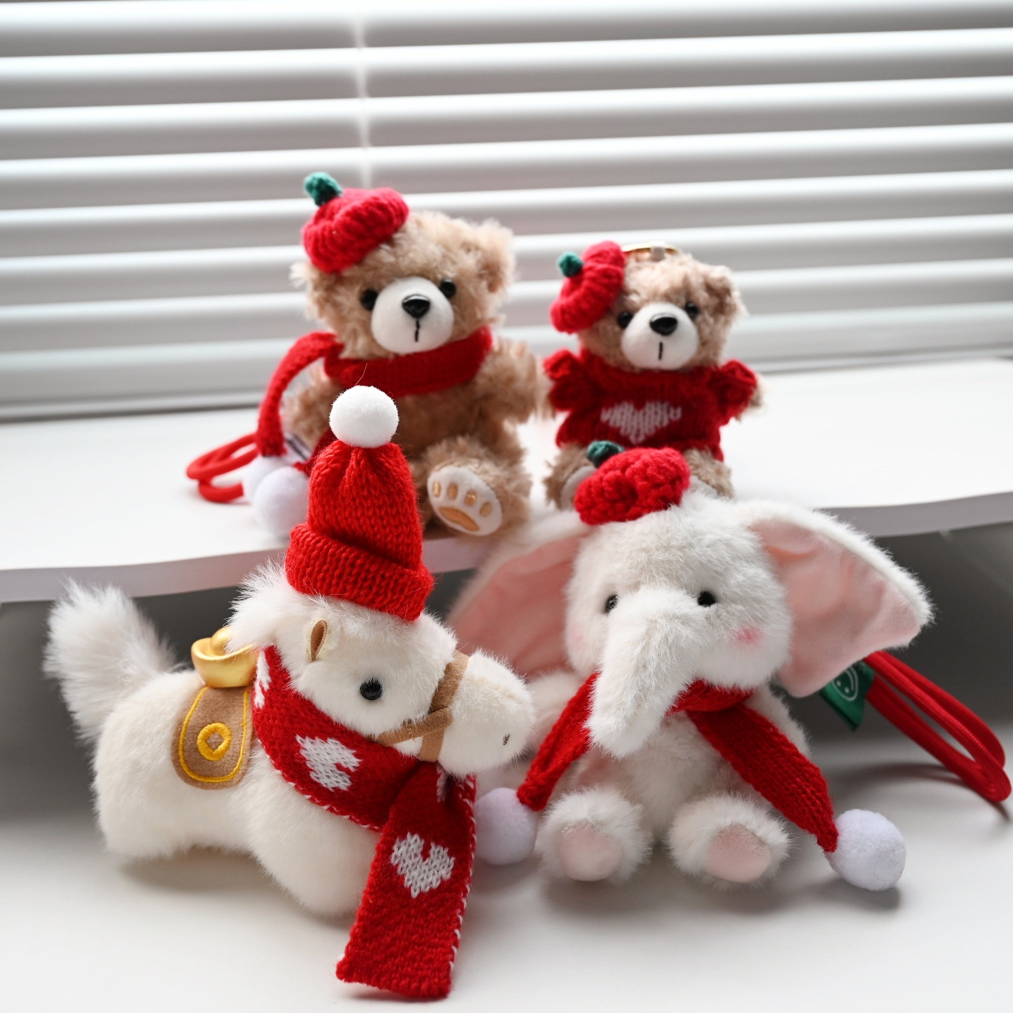 2026新年系列毛绒挂饰圣诞针织帽小熊大象小马钥匙扣可爱新年礼物
