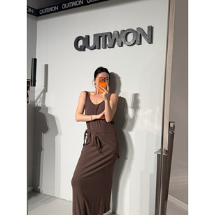 拧绳肩带松弛显瘦性感气质背心连衣裙腰部三角巾组合 quitwon新款