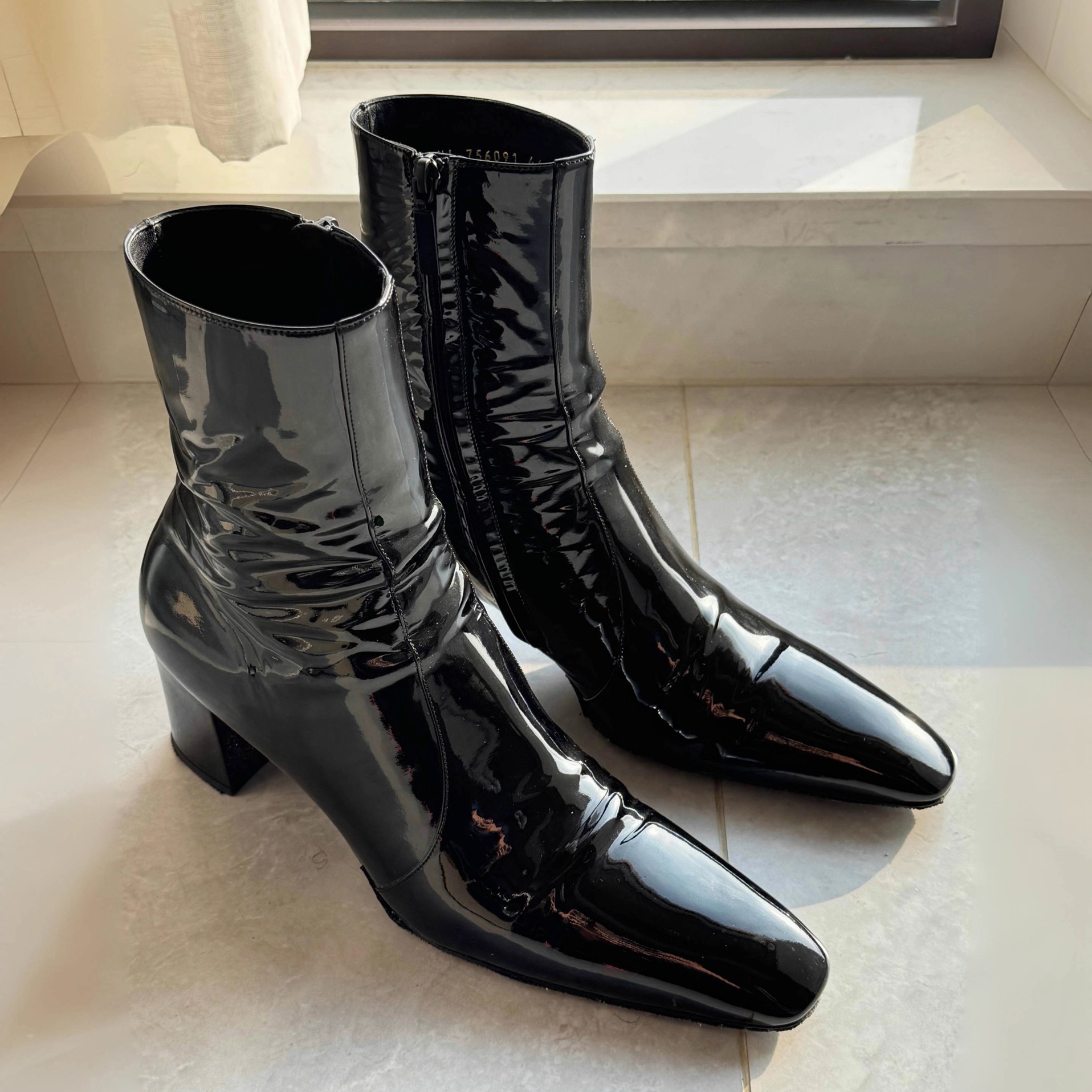 暗黑漆皮切尔西靴尖头黑金时装靴