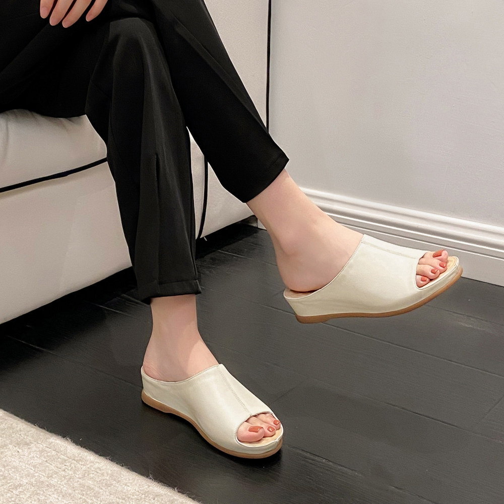 鱼嘴坡跟拖鞋女外穿夏季2026新款舒适休闲凉鞋平底一字拖真皮凉拖