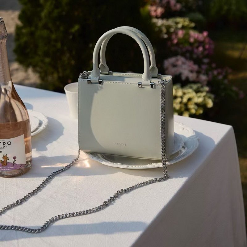 欧尚典高级感休闲真皮链条小方包女手提斜挎迷你小包手机包2026春