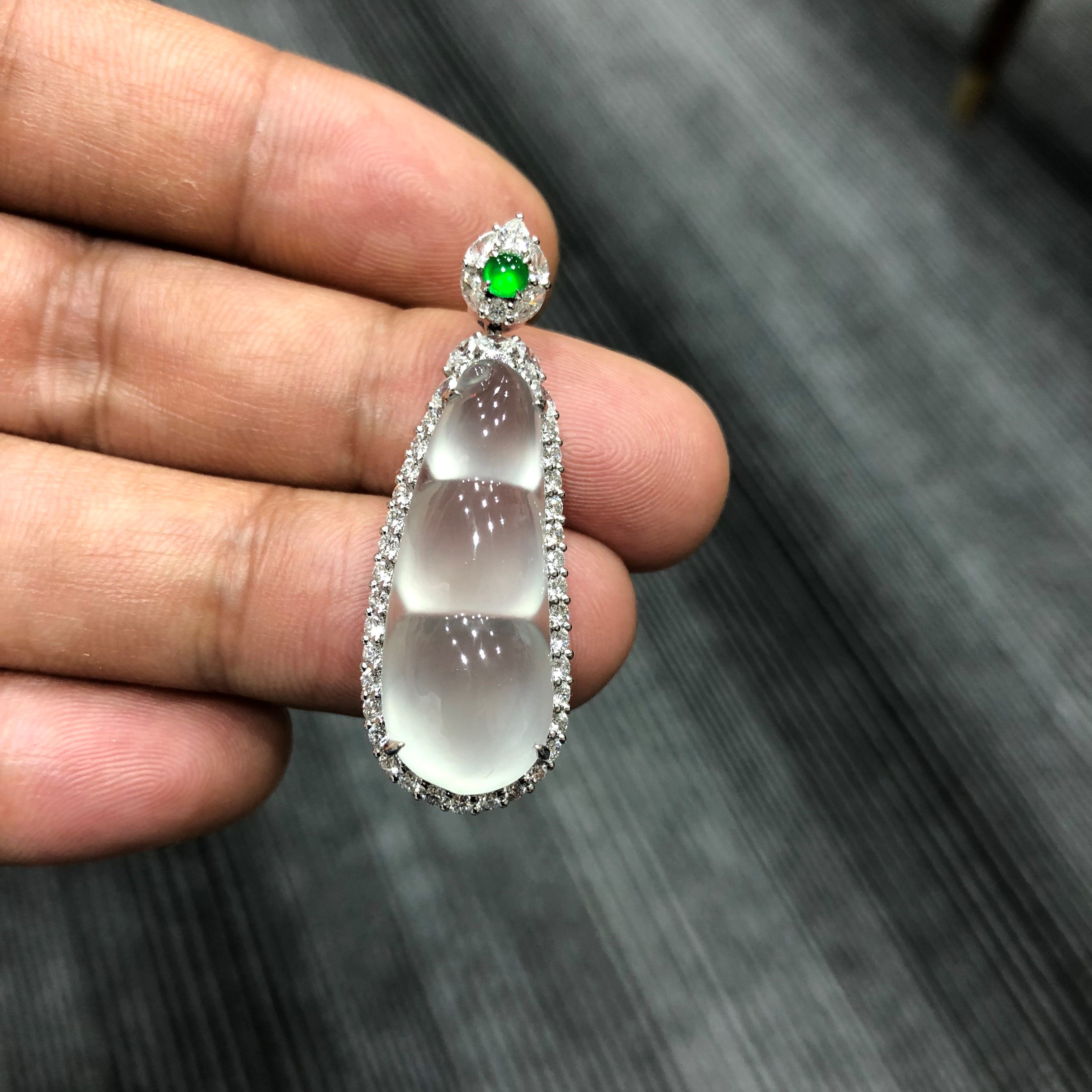 小河玉器翡翠a货纯净玻璃种豆子吊坠(客户定出)