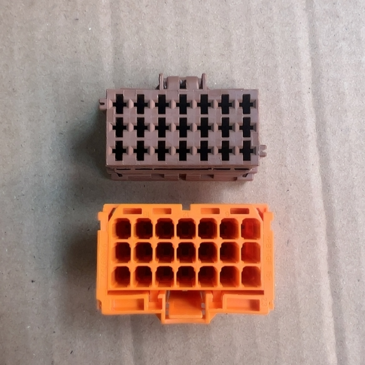 8-968975-1驾驶室线束插接件21孔插接塑料壳空壳原厂配件粽橙色