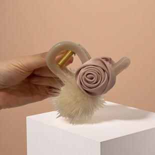 伊陌秋冬新款 干枯玫瑰毛球扭扭夹抓夹发夹高级感后脑勺鲨鱼夹发饰