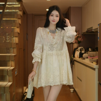 磊磊【巴黎甜心】V领连衣裙 法式温柔蕾丝连衣裙女春宽松88269