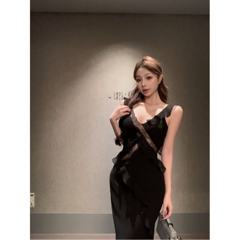 蕾丝拼接吊带连衣裙女夏季荷叶边鱼尾裙黑色收腰裙子纯欲包臀长裙