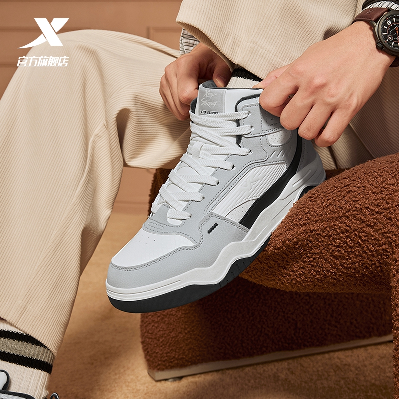 特步男鞋高帮板鞋冬季新款皮面防水休闲运动鞋加绒加厚保暖棉鞋男