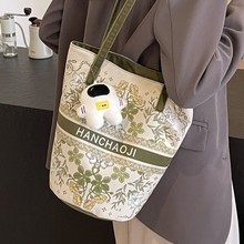 帆布包包女大容量2025新款休闲今年流行爆款单肩包夏季百搭水桶包