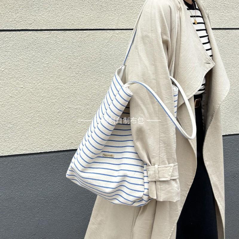 黑白条纹褶皱肌理感两面用托特包