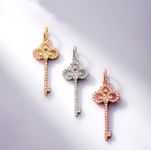 18K金钻石吊坠 鸢尾迷你小钥匙吊坠20分镶钻小众款百搭锁骨链吊坠
