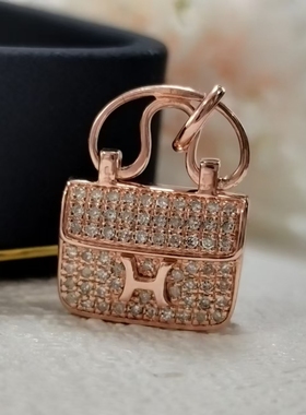 18k包包吊坠 枚槐金康康包吊坠项链经典时尚满镶轻奢包包吊坠项链