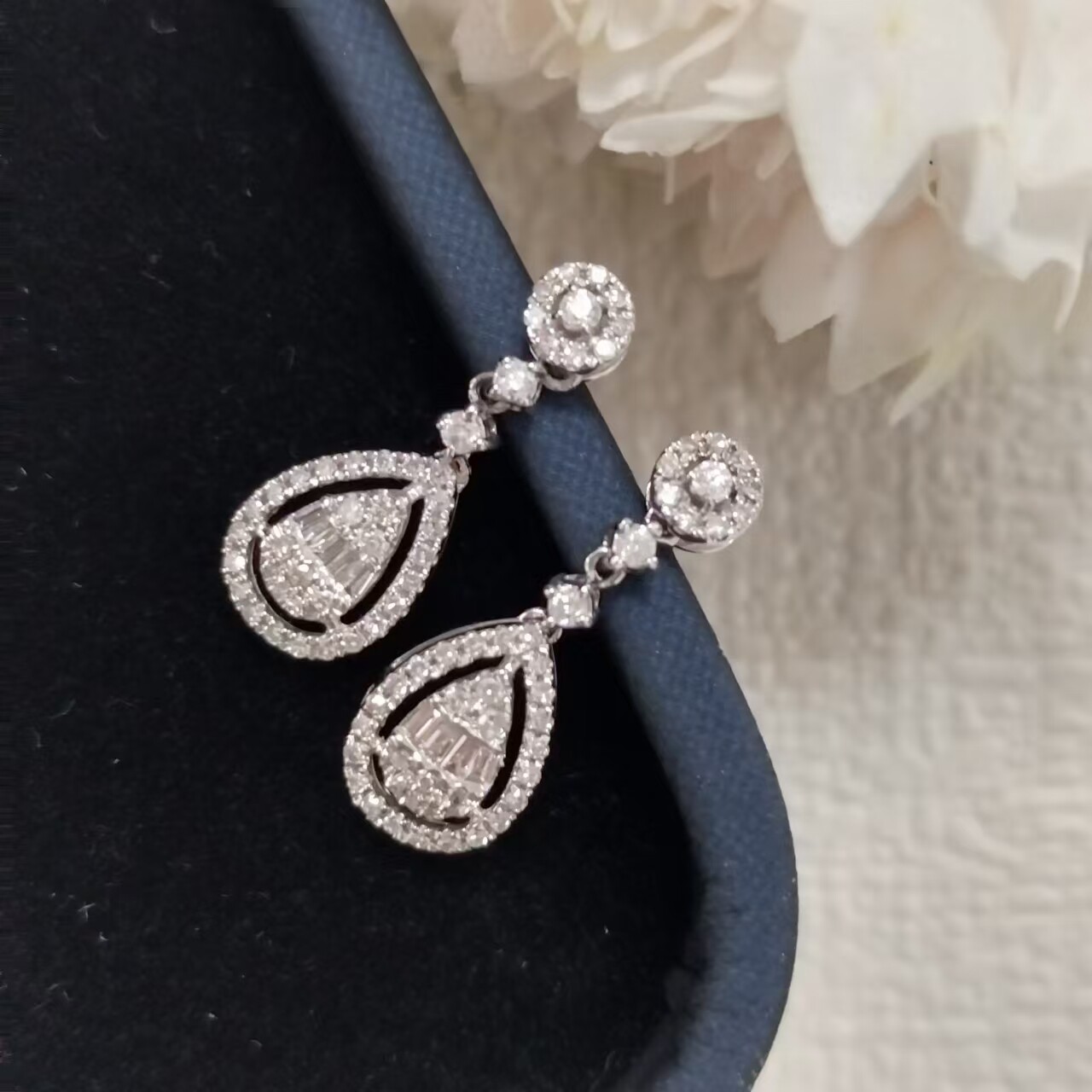 18K金钻石耳环 水滴款系列钻石耳钉灵动简约日常通勤拼镶水滴耳环