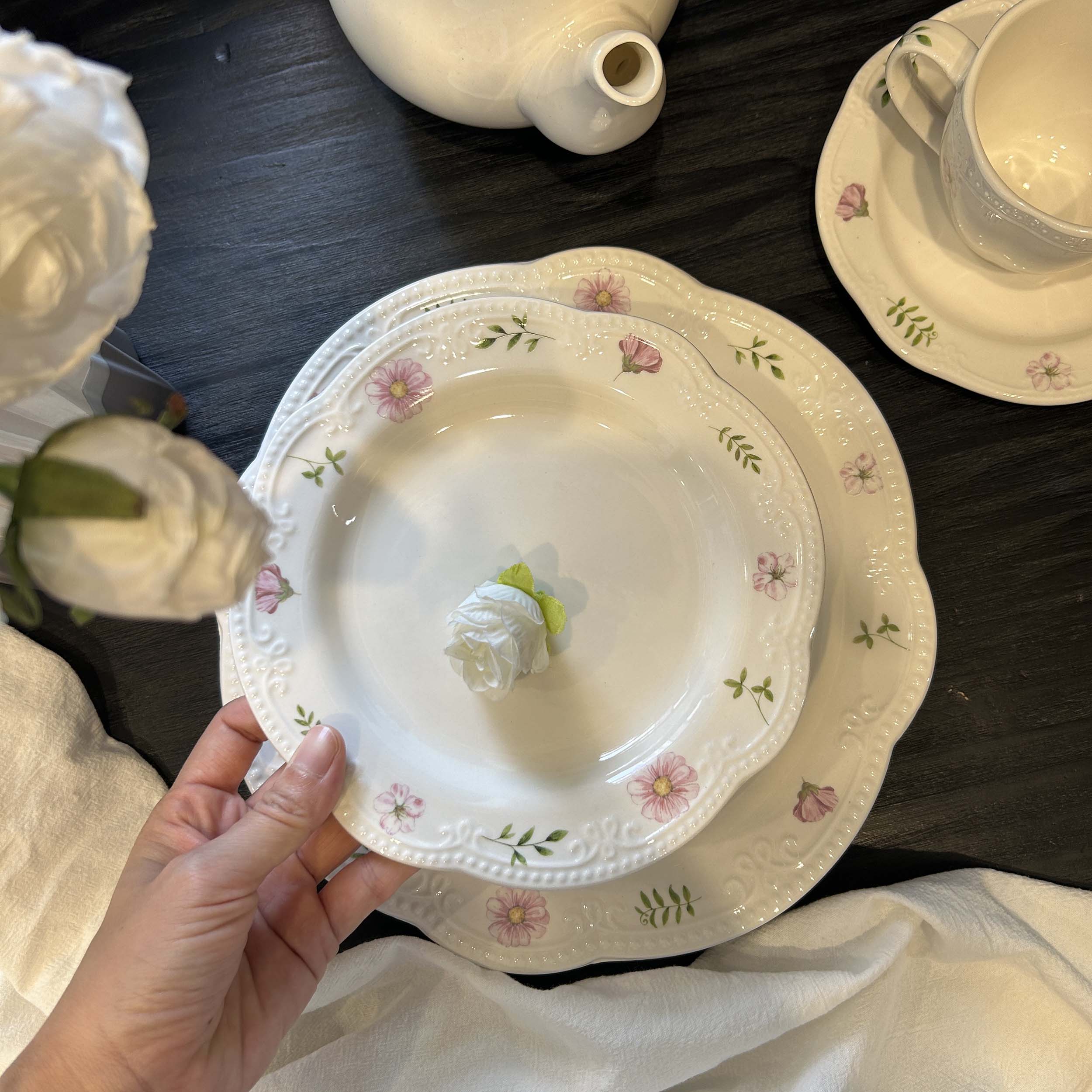 复古花边盘子高颜值陶瓷餐盘