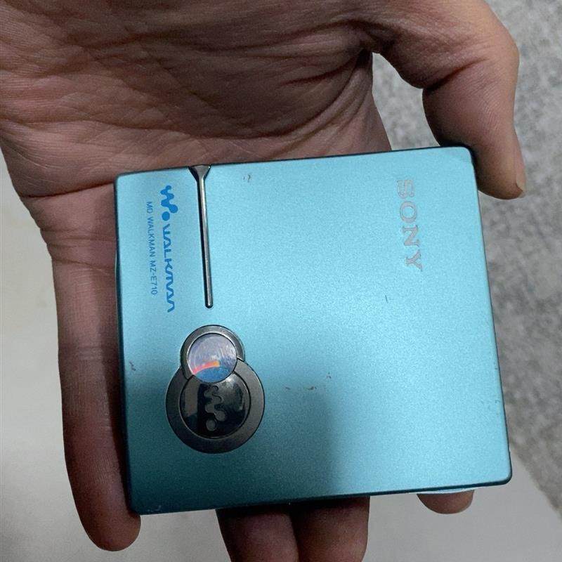 议价(议价)索尼mz-e710单放机md随身听,天蓝色.有磕碰,成色如