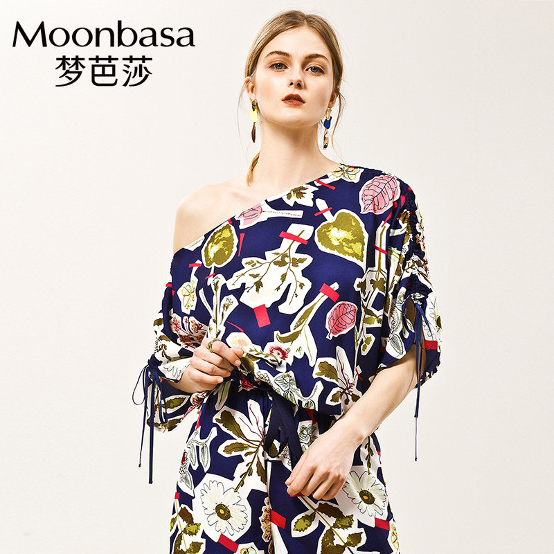 Moonbasa/梦芭莎摩登缎面印花袖口抽绳绑带斜落肩上衣女夏新品潮