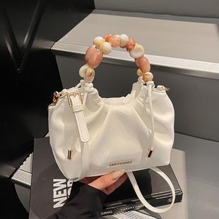 艾米兔女包2026新款日常休闲纯色小众简约手提串珠包洋气斜挎包