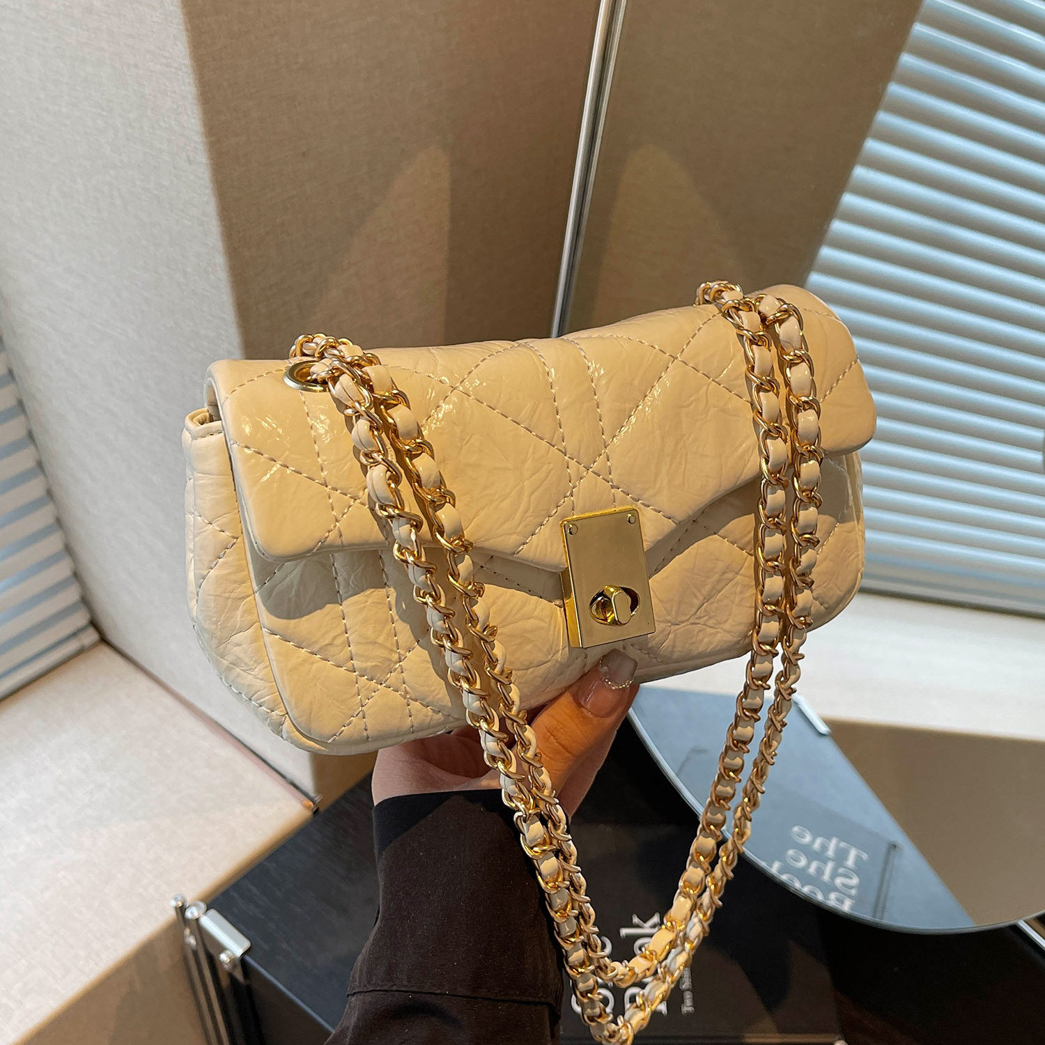 艾米兔女包2026春潮流时尚简约纯色百搭休闲质感单肩斜挎链条包