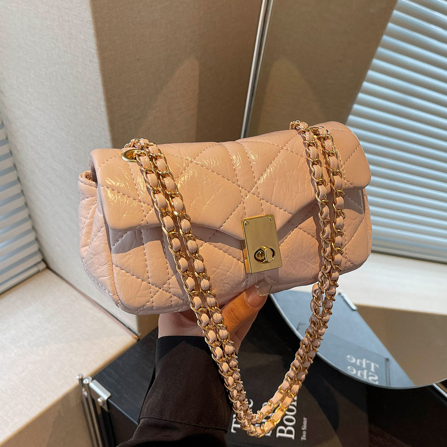 艾米兔女包2026春潮流时尚简约纯色百搭休闲质感单肩斜挎链条包