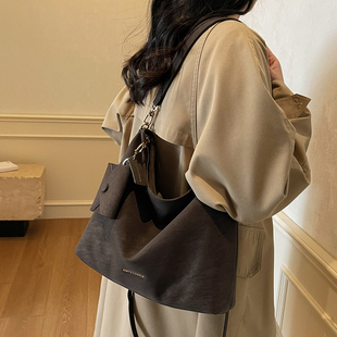 艾米兔女包2026新款 休闲简约大容量百搭纯色洋气质感单肩斜挎包